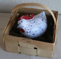 Keramik-Huhn im Holzkörbchen